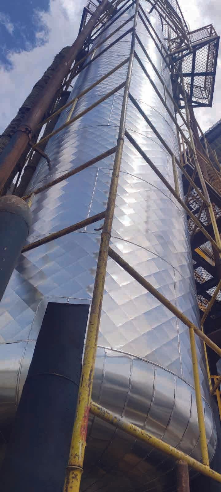 Silo industrial revestido com chapas diamantadas de alumínio