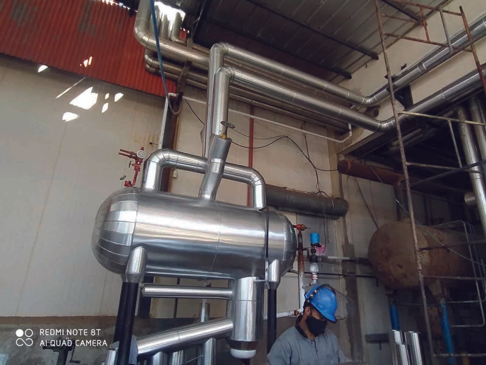 Separador horizontal isolado em aço inox com tubulações de processo