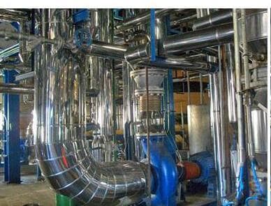 Tubulações de processo isoladas em aço inox em galpão industrial