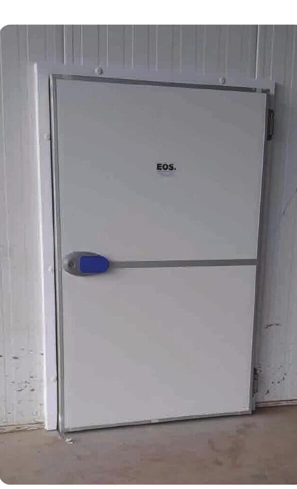 Porta frigorífica Isoplana instalada