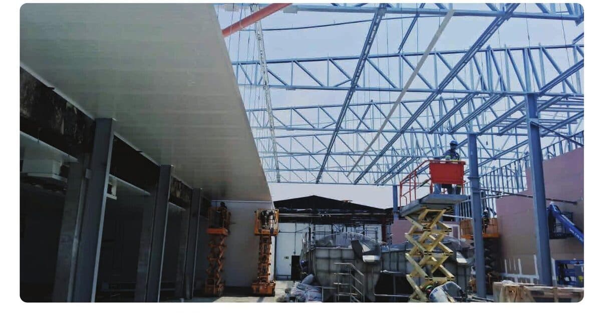 Estrutura de isopainel em galpão industrial