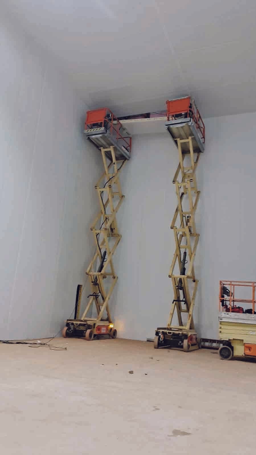 Plataformas elevatórias duplas em montagem de painel isotérmico