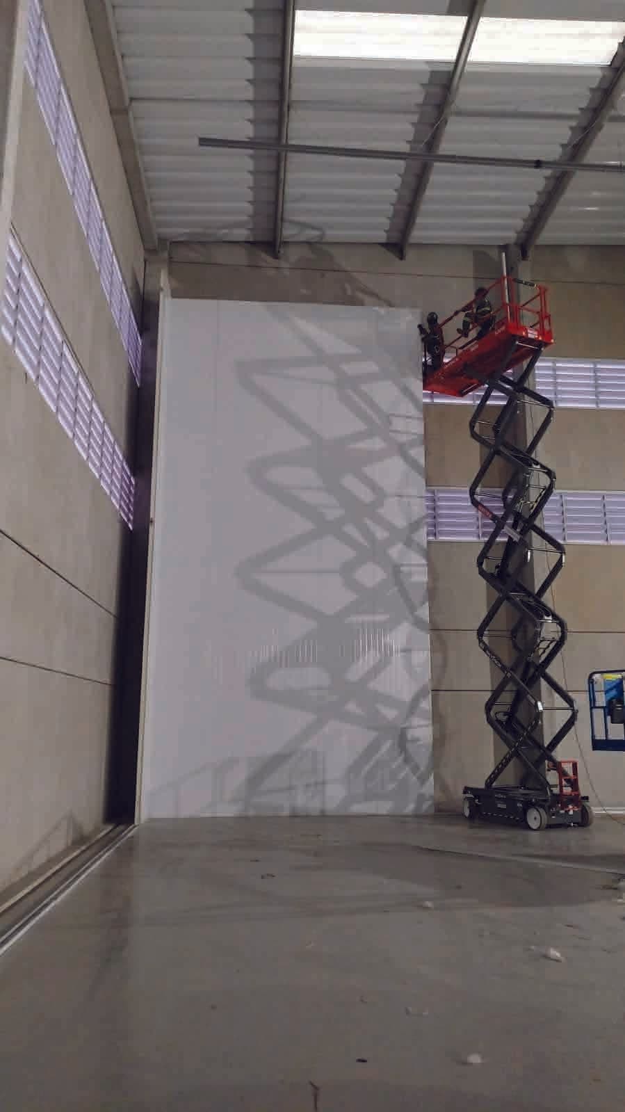 Painel de câmara fria sendo instalado com plataforma elevatória