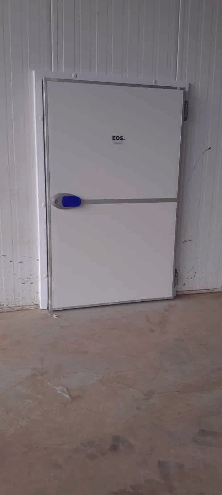 Porta frigorífica EOS instalada em câmara fria
