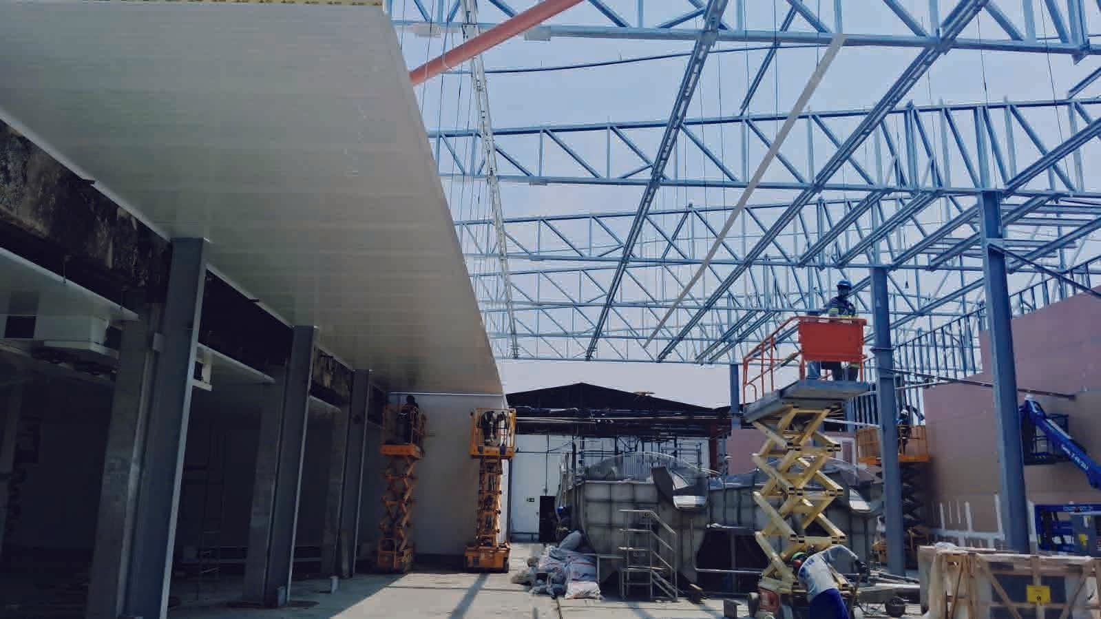 Galpão industrial em construção com cobertura e isopainel