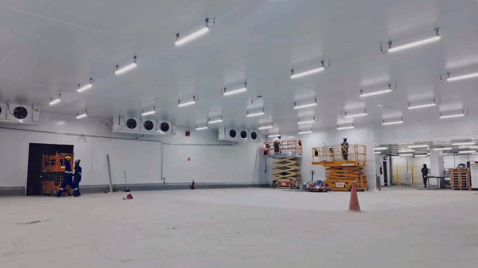 Câmara fria de grande porte concluída com evaporadores e iluminação