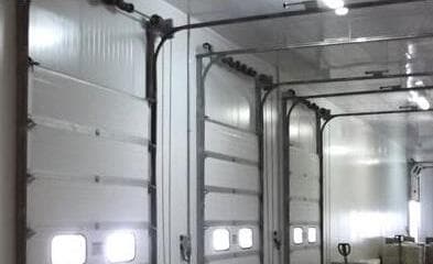 Portas de enrolar instaladas em câmara fria de grande porte