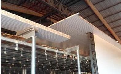 Painel suspenso e perfis em ambiente industrial alimentício