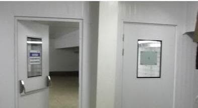 Portas frigoríficas com visor em câmara de processamento