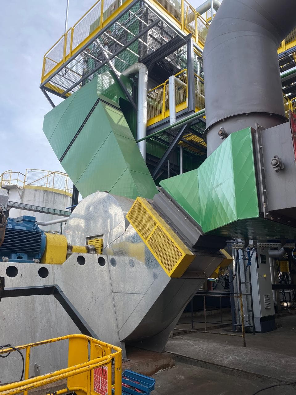 Dutos verticais de exaustão em planta industrial