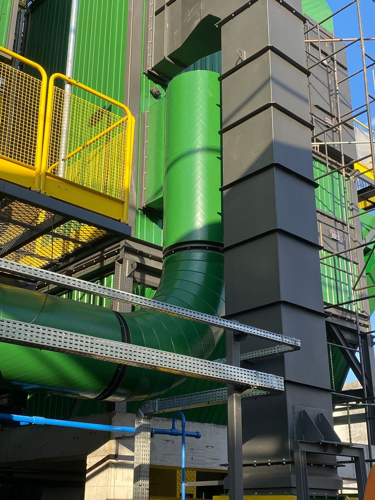 Dutos verticais com chapas de isolamento térmico verde