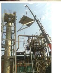 Içamento de chapa metálica com guindaste em obra industrial