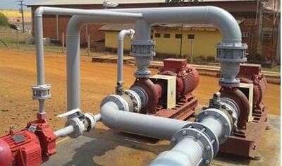 Conjunto de bombas centrífugas e tubulação em casa de bombas