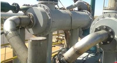 Tubulações de processo com flanges e válvulas em plataforma