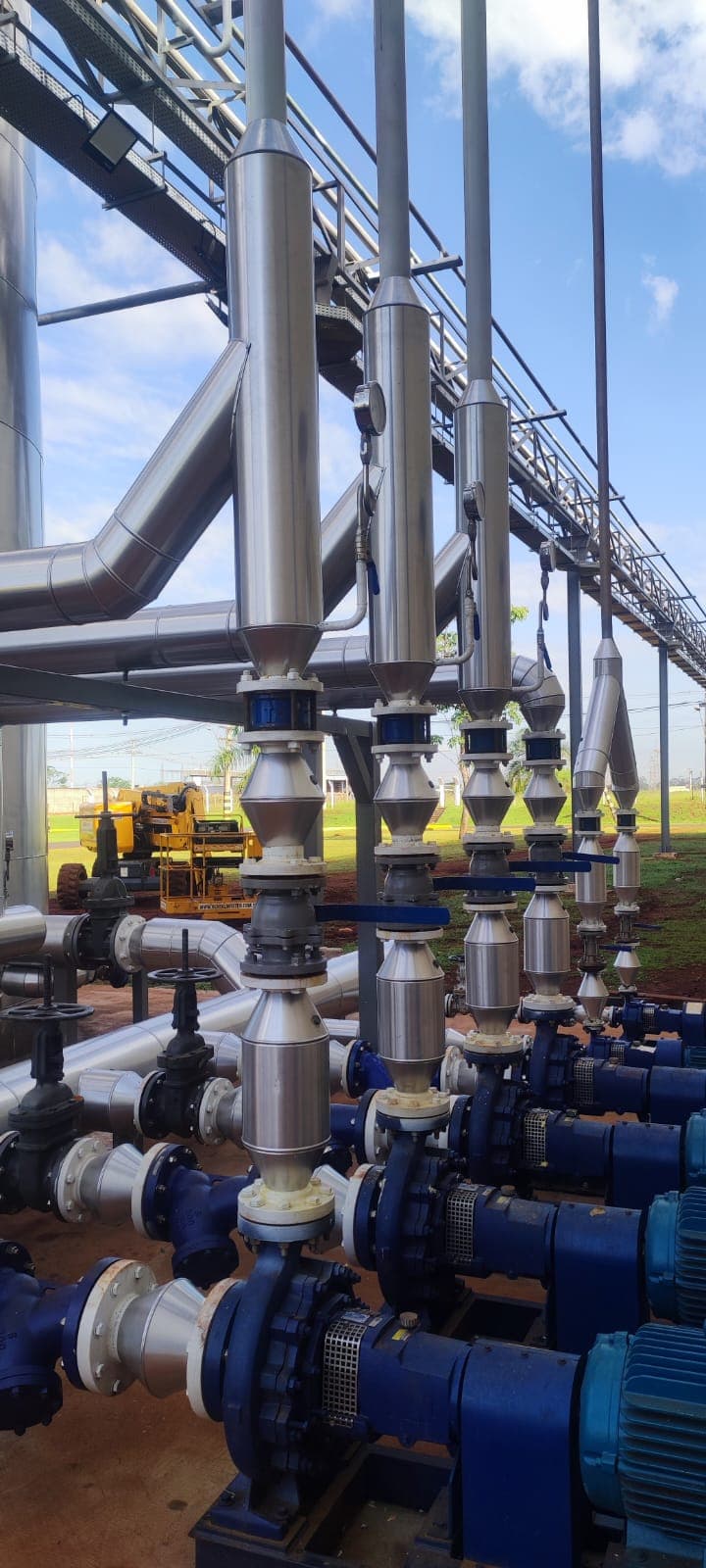 Tubulações em aço inox com válvulas e bombas